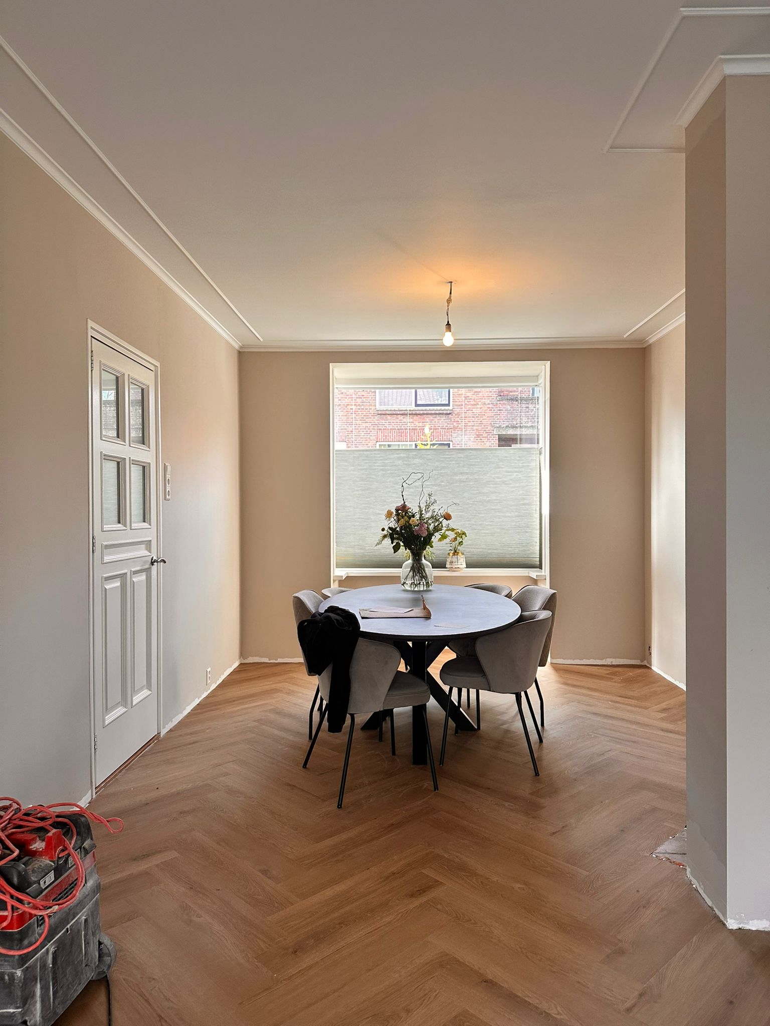 Visgraat laminaat vloer in eetkamer