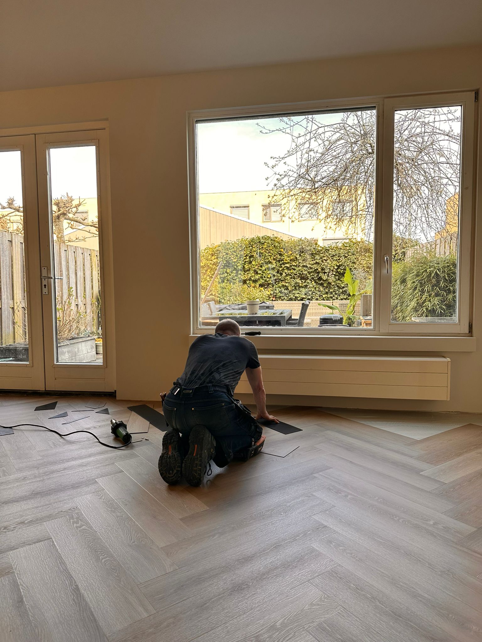 John legt PVC visgraat vloer