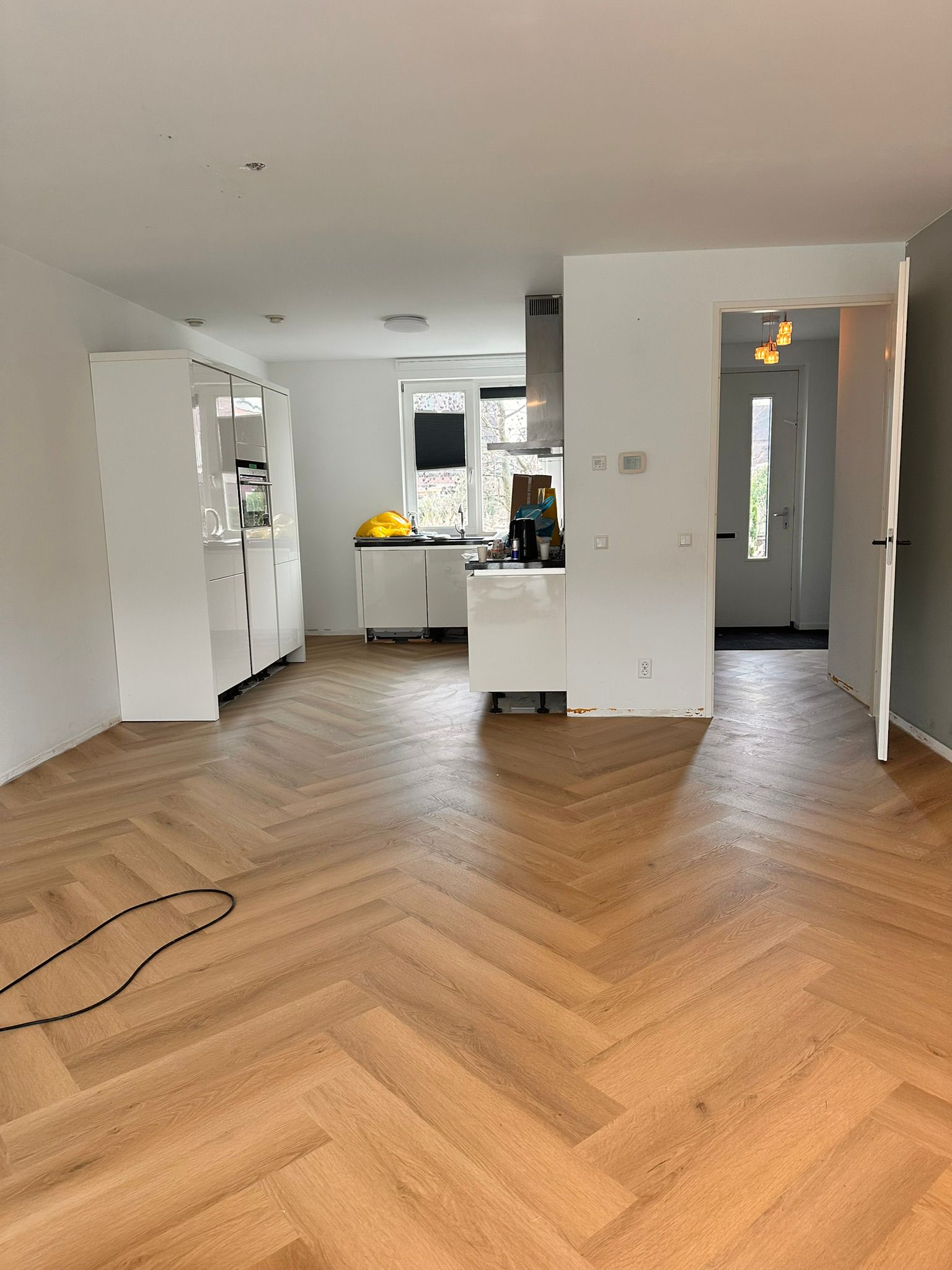 Afgewerkte visgraat PVC vloer in woonkeuken