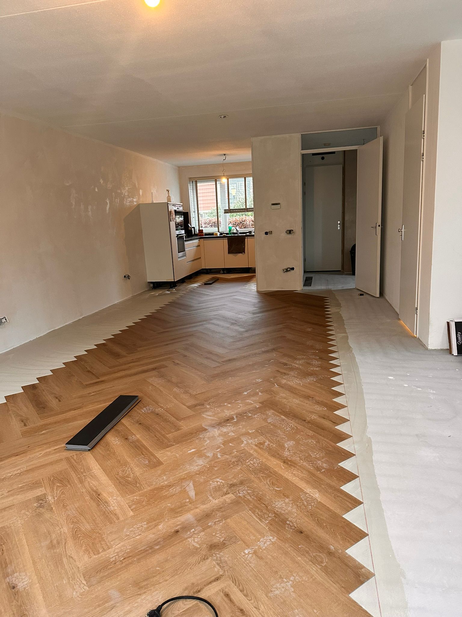 PVC visgraat vloer werk in uitvoering